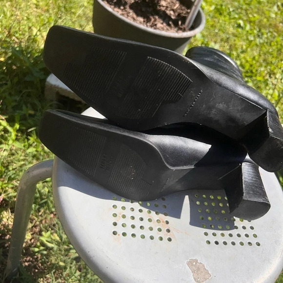 Stuart Weitzman7.5AA, rear zip closure, Black leather2.25” heel booties, - Picture 6 of 7